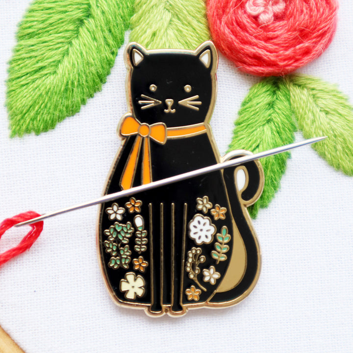 Black Floral Cat Enamel Needle Minder