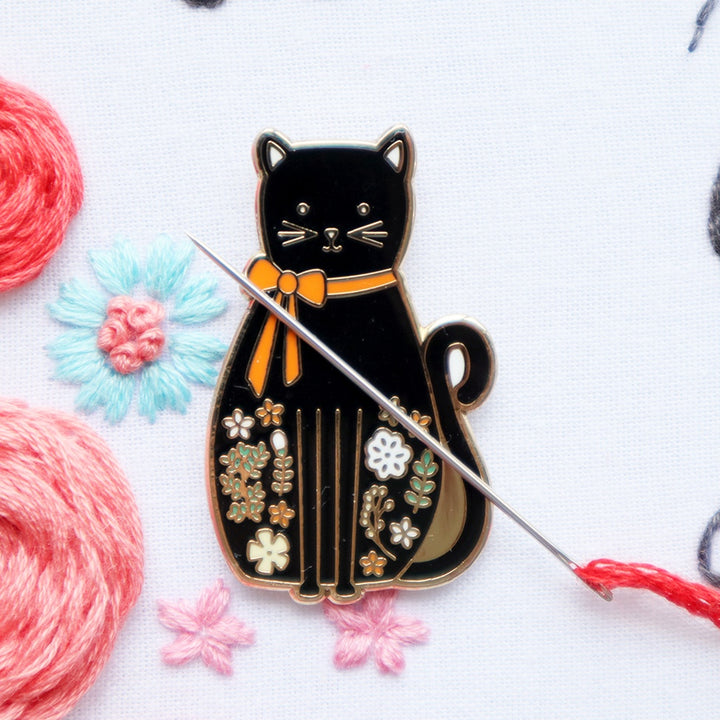 Black Floral Cat Enamel Needle Minder