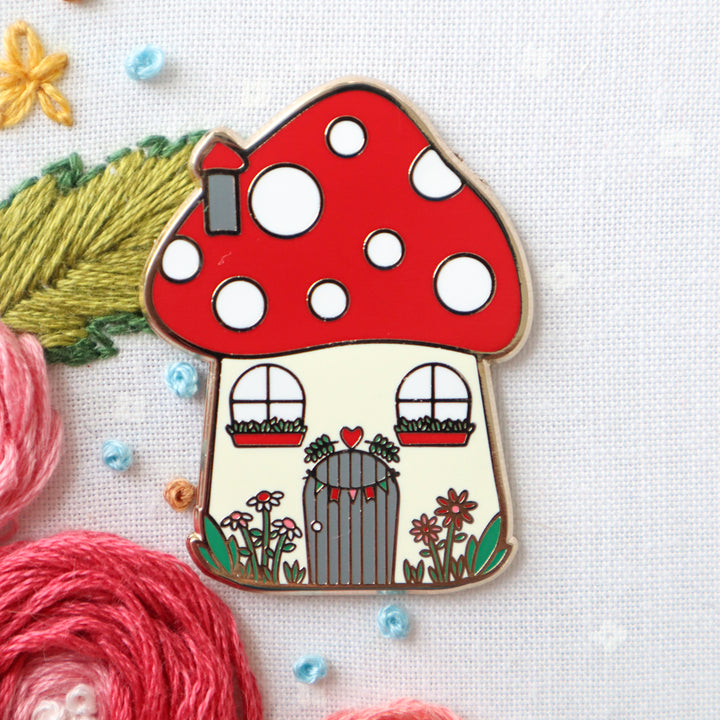 Woodland Mushroom House Enamel Needle Minder