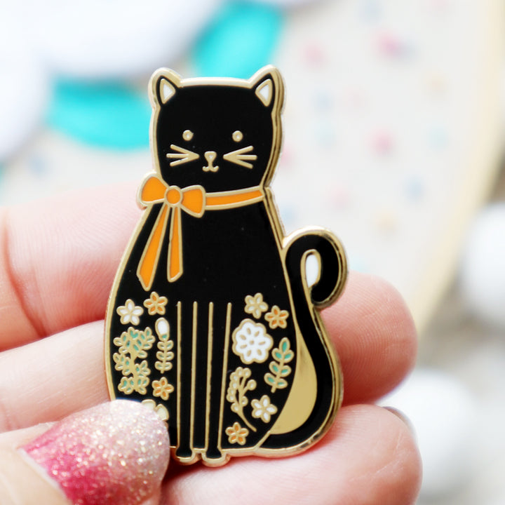 Black Floral Cat Enamel Needle Minder