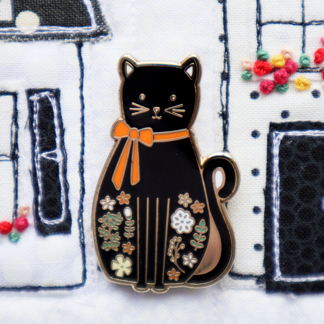 Black Floral Cat Enamel Needle Minder