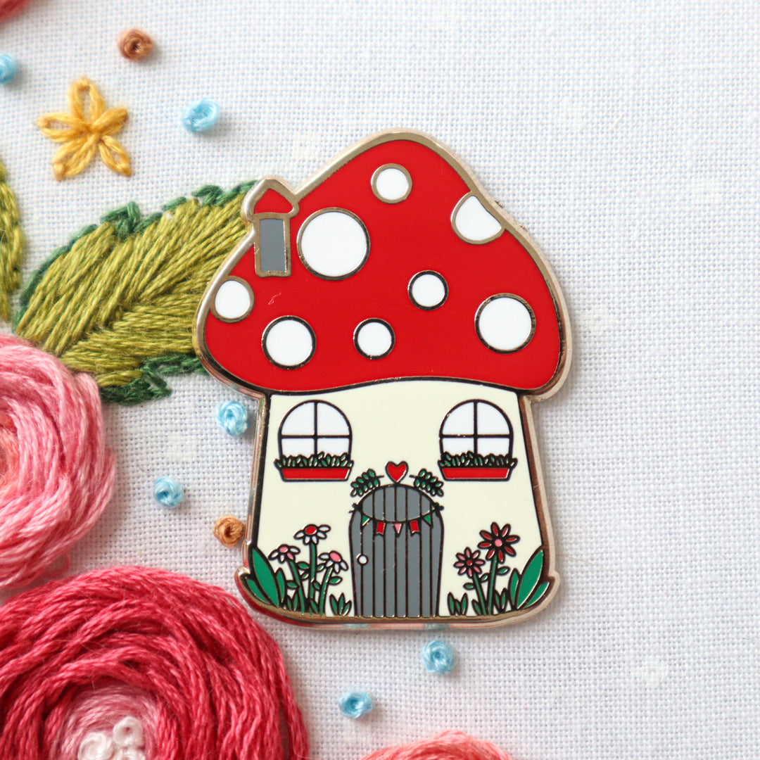 Woodland Mushroom House Enamel Needle Minder