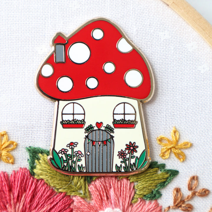 Woodland Mushroom House Enamel Needle Minder