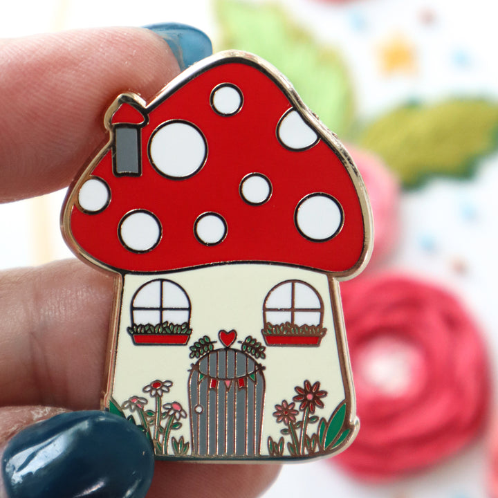 Woodland Mushroom House Enamel Needle Minder