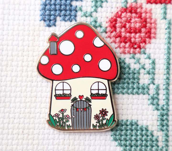 Woodland Mushroom House Enamel Needle Minder