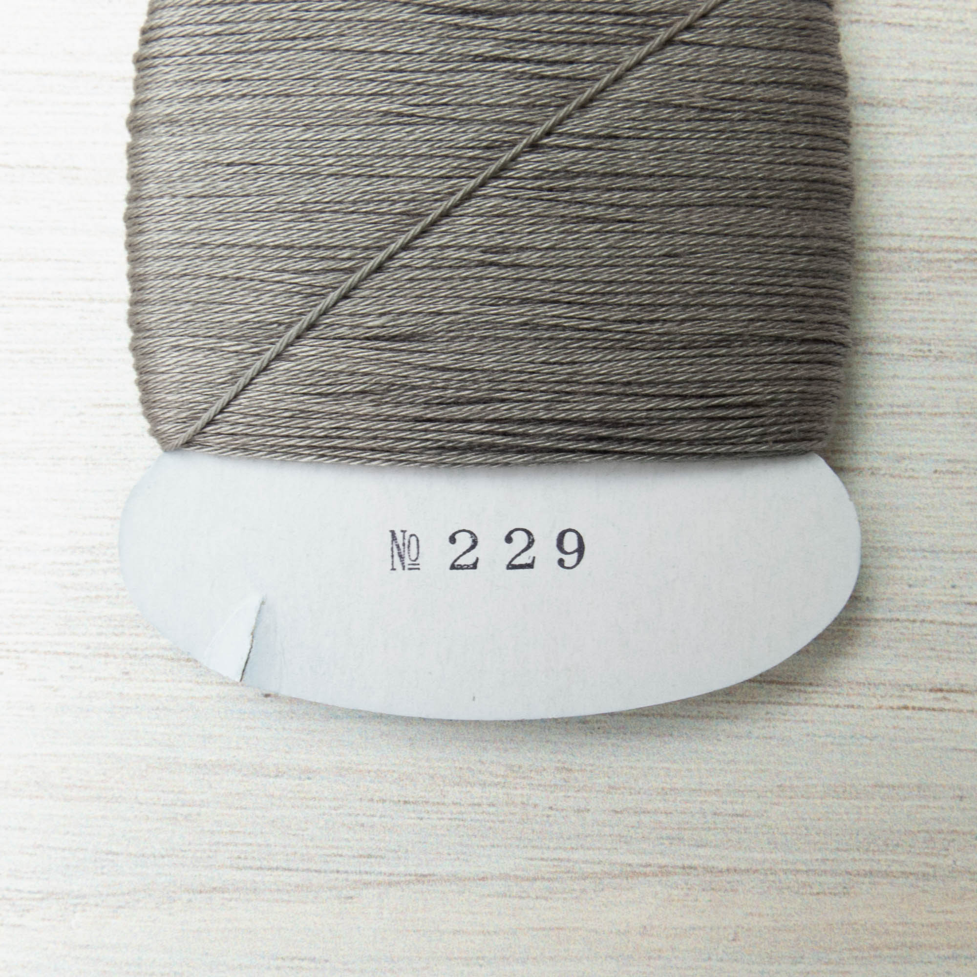 Daruma thin sashiko thread, mouse gray (#229) - Maydel